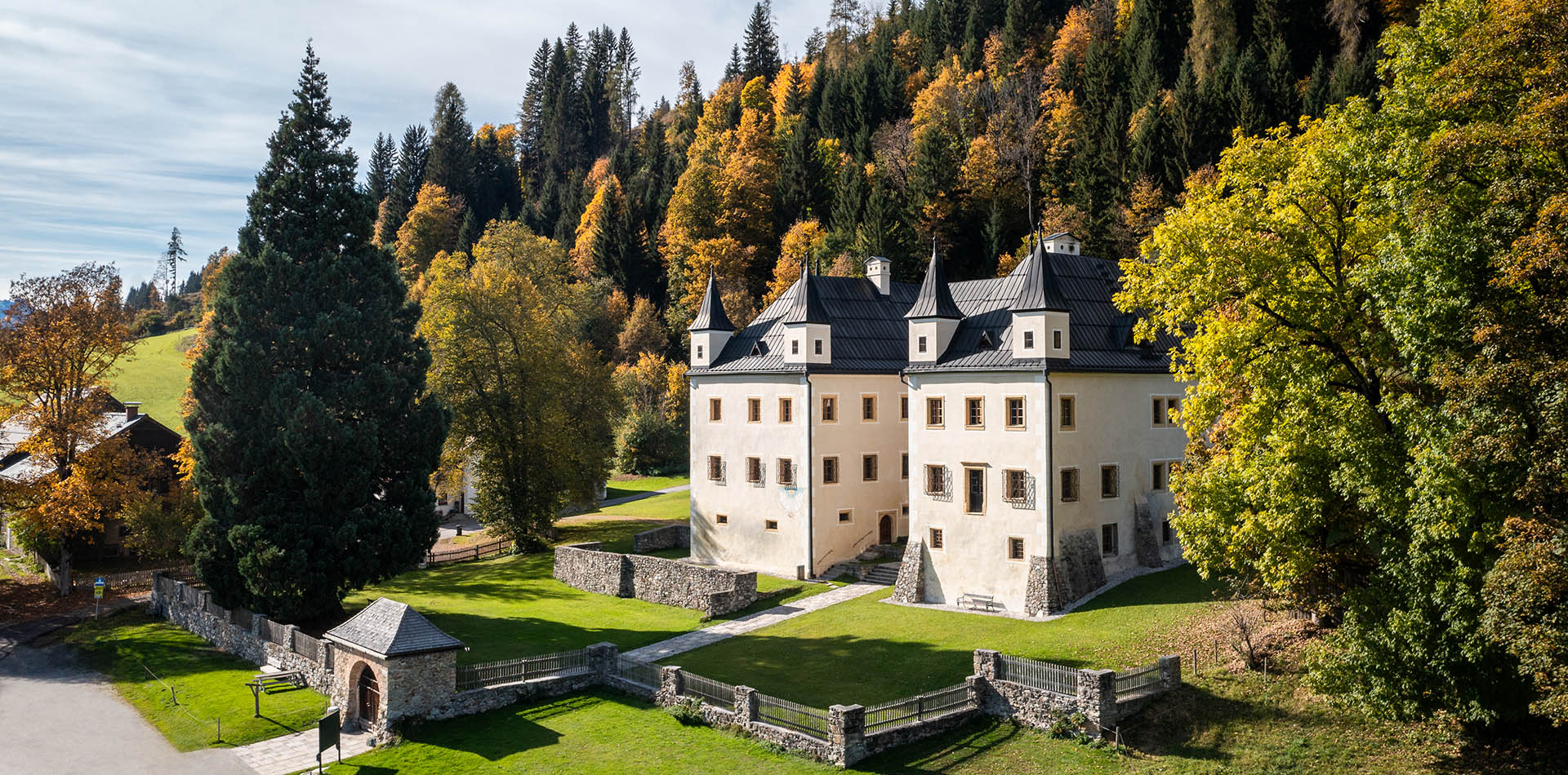 Schloss Höch - Aussenansicht im Herbst
